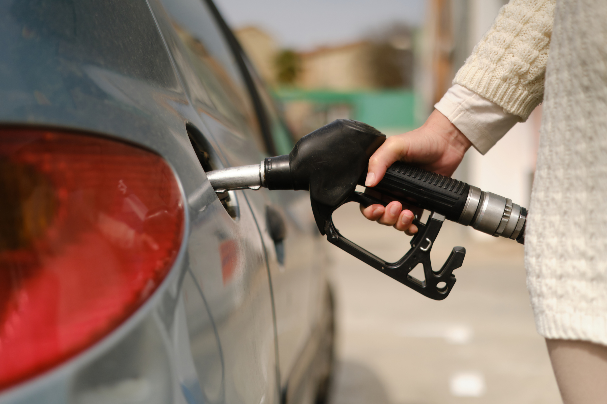 prezzi-carburanti-ancora-in-calo,-ma-quanto-durera-davvero-la-tregua?