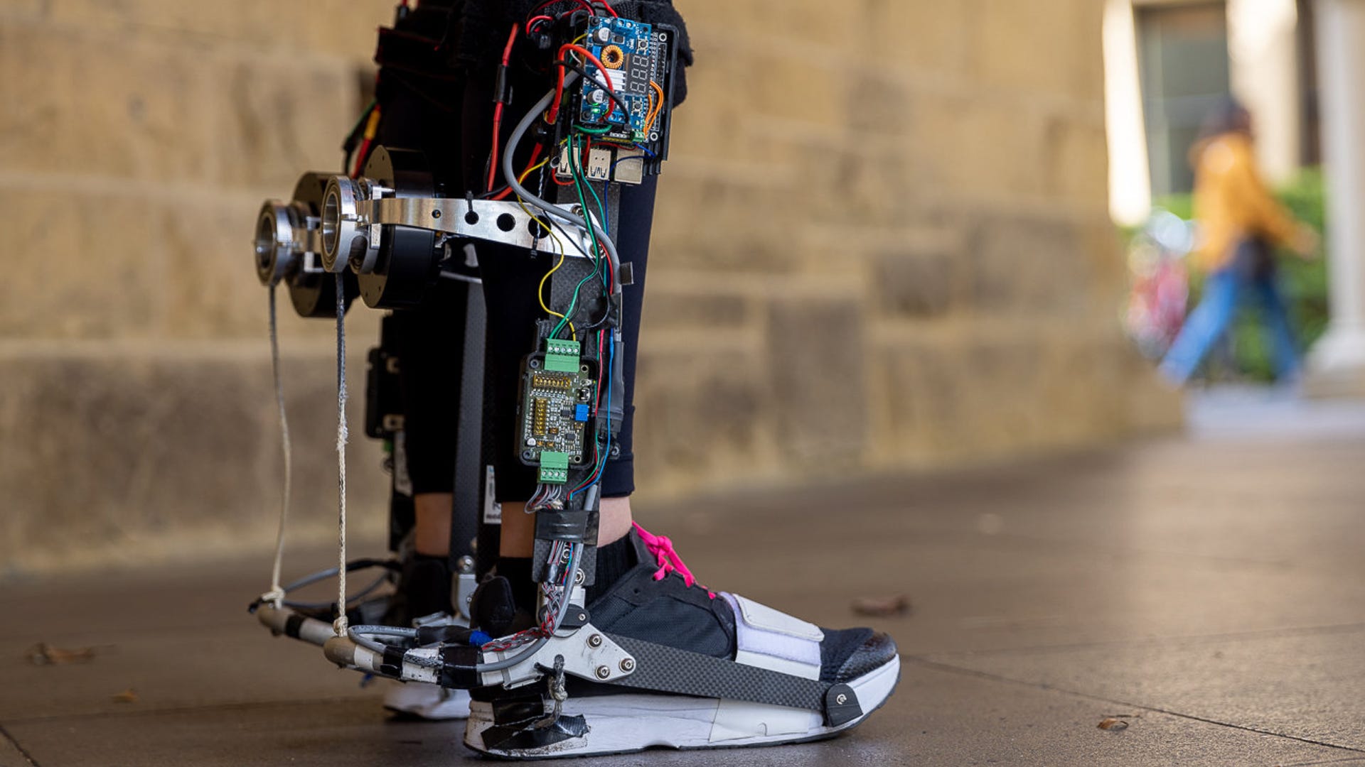 i-ricercatori-della-stanford-university-progettano-un-esoscheletro-utilizzando-raspberry-pi