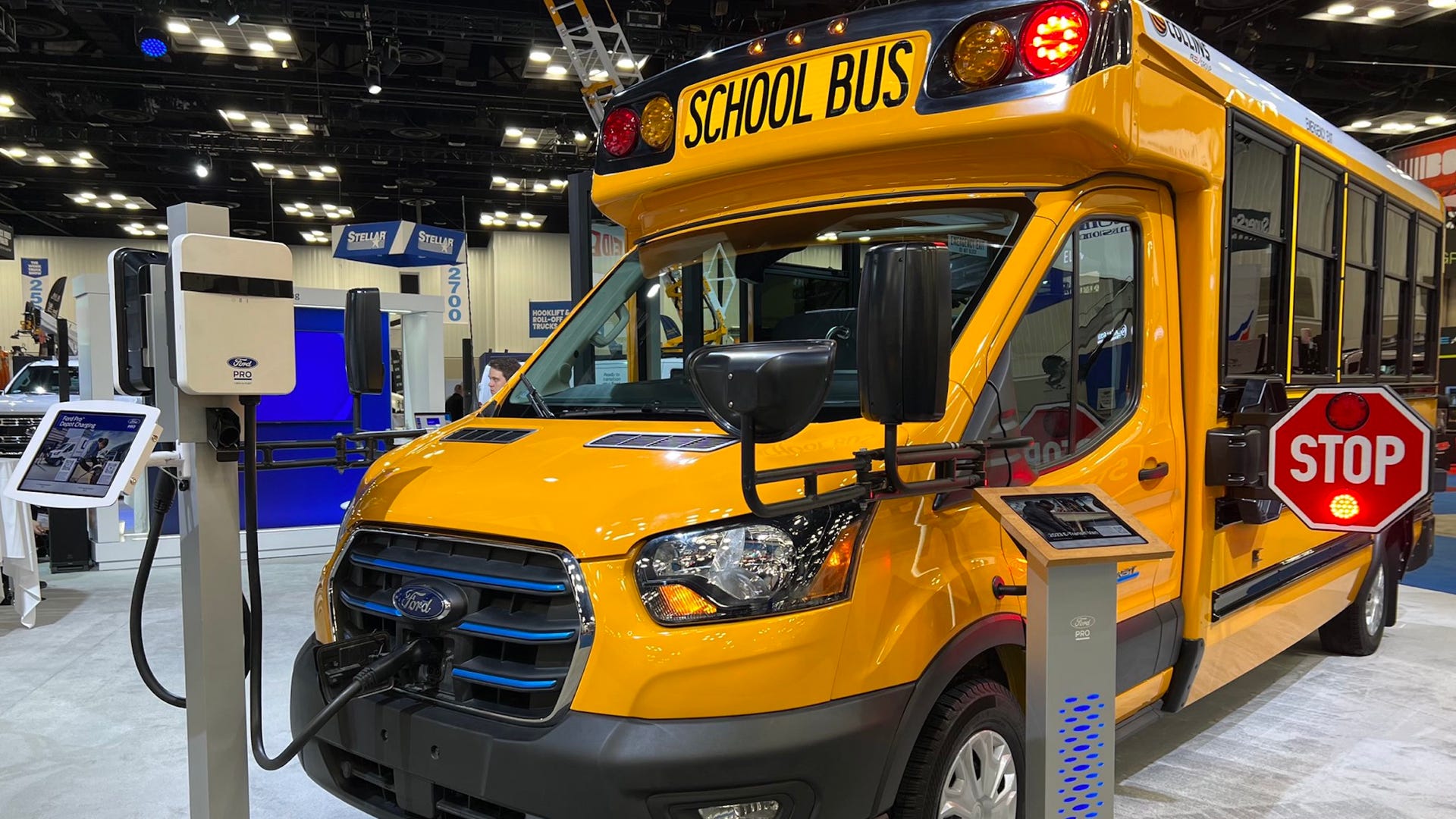 lo-scuolabus-di-transito-completamente-elettrico-di-ford-e-pronto-per-i-bambini