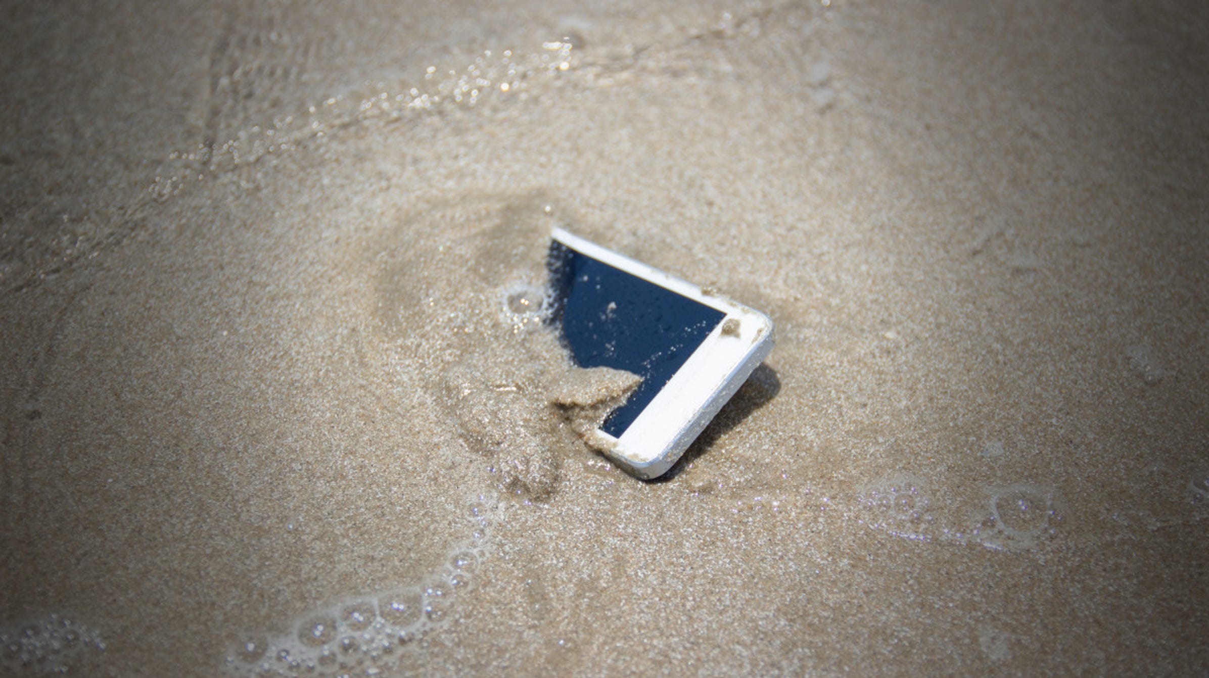 cosa-fare-se-si-lascia-cadere-lo-smartphone-nell'oceano